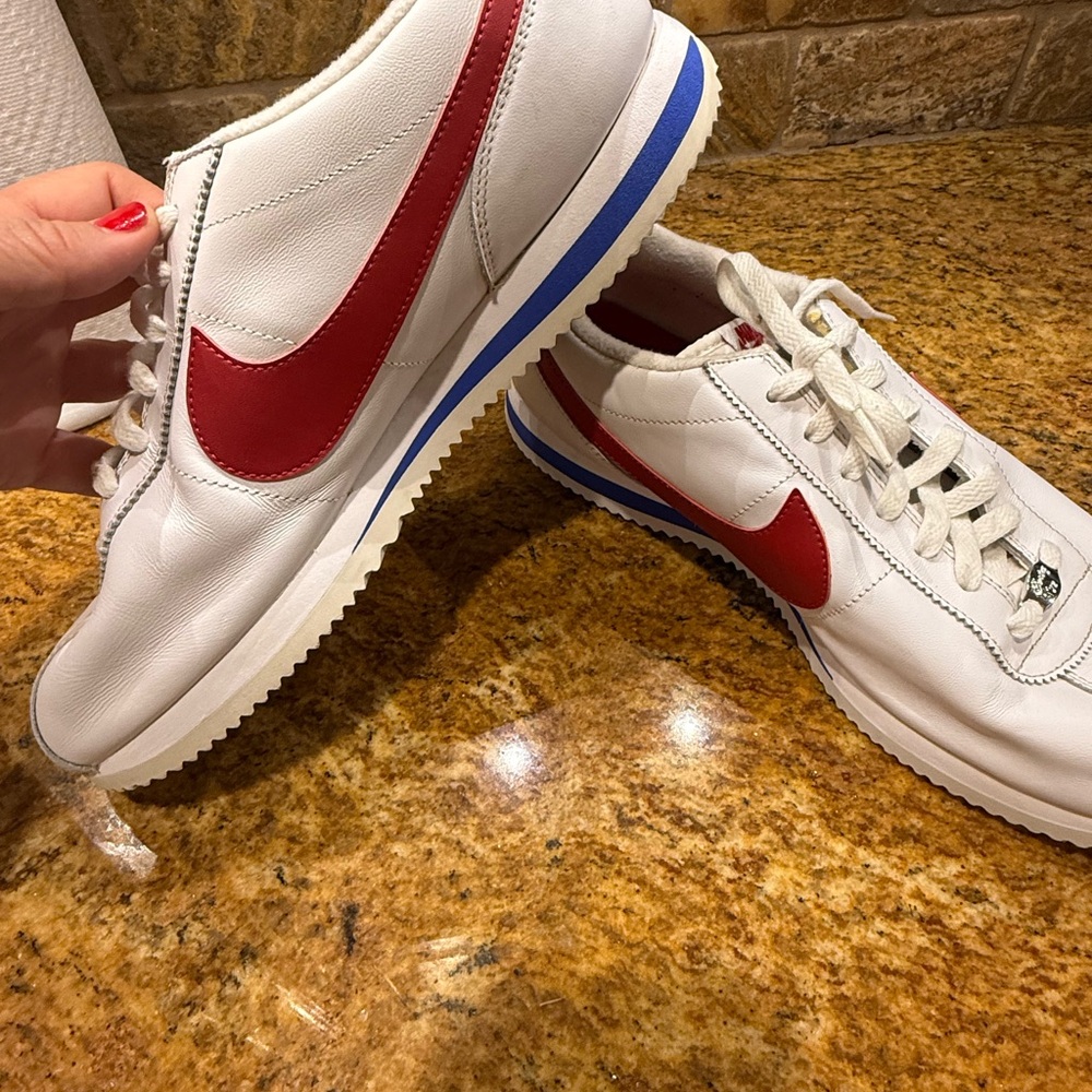 Nike Men's White and Red Sneakers with Blue Sole